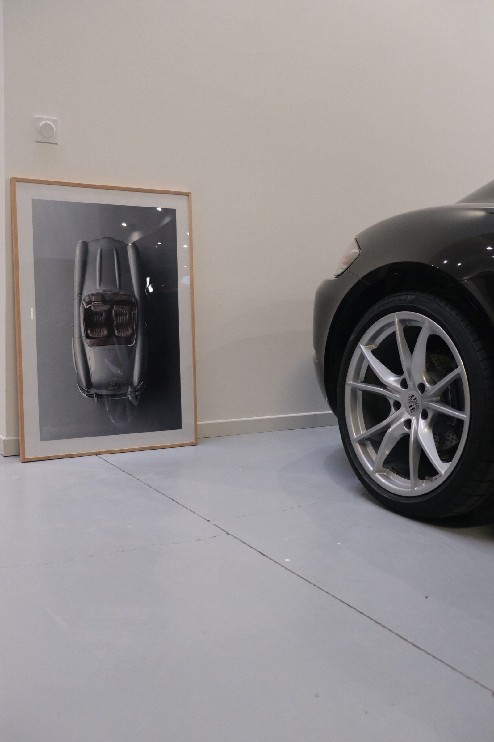 Porsche 718 Cayman de 2019 et cadre photo d'une Mercedes 300 SL, voiture de luxe d'occasion