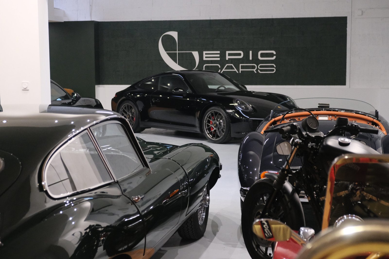 Vue d'ensemble du local d'Epic Cars  et de ses voitures voitures de luxe d'occasion